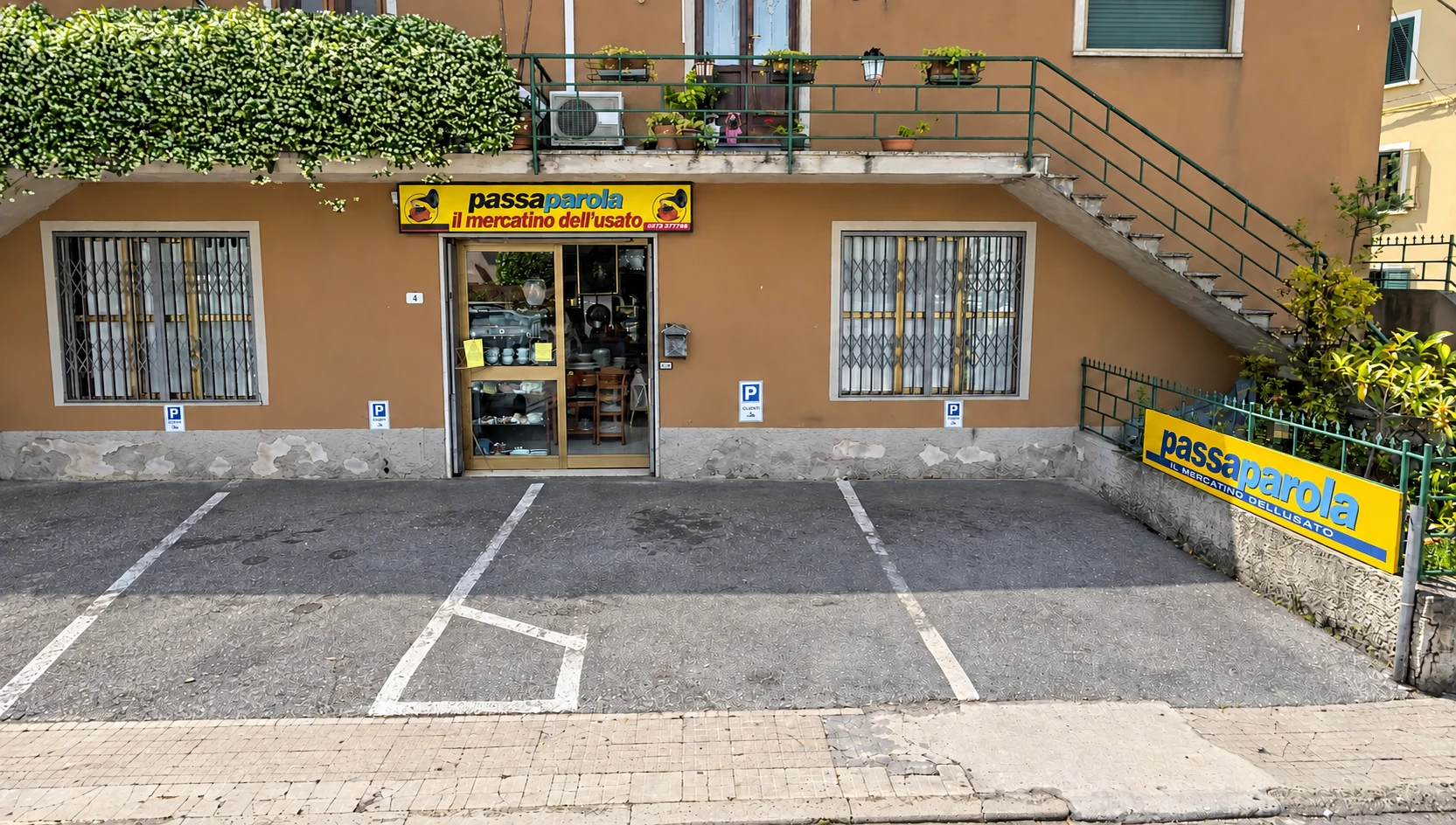 Facciata del negozio Passaparola in Via Pratese 4, Pistoia